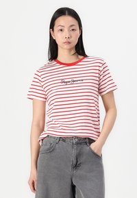 Rød og hvit stripet t-skjorte med korte ermer, rund hals og «Pepe Jeans»-logo brodert i svart på midten.