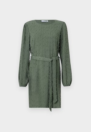 Vestido de manga longa até ao joelho em tecido texturizado de verde escuro, apresentando um decote redondo e um cinto ajustado na cintura.