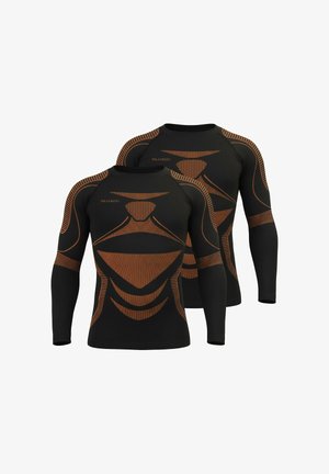 Zwei langärmelige Sportshirts in Schwarz mit orangefarbenen geometrischen Mustern. Hergestellt aus dehnbarem, feuchtigkeitsableitendem Material für den aktiven Gebrauch.