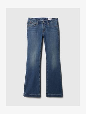 Kék farmer, harang szabású nadrág öt zsebbel, réz szegecsekkel, finom kopással és klasszikus derékpánt designnal. Egyenes szabású szegély az alján.