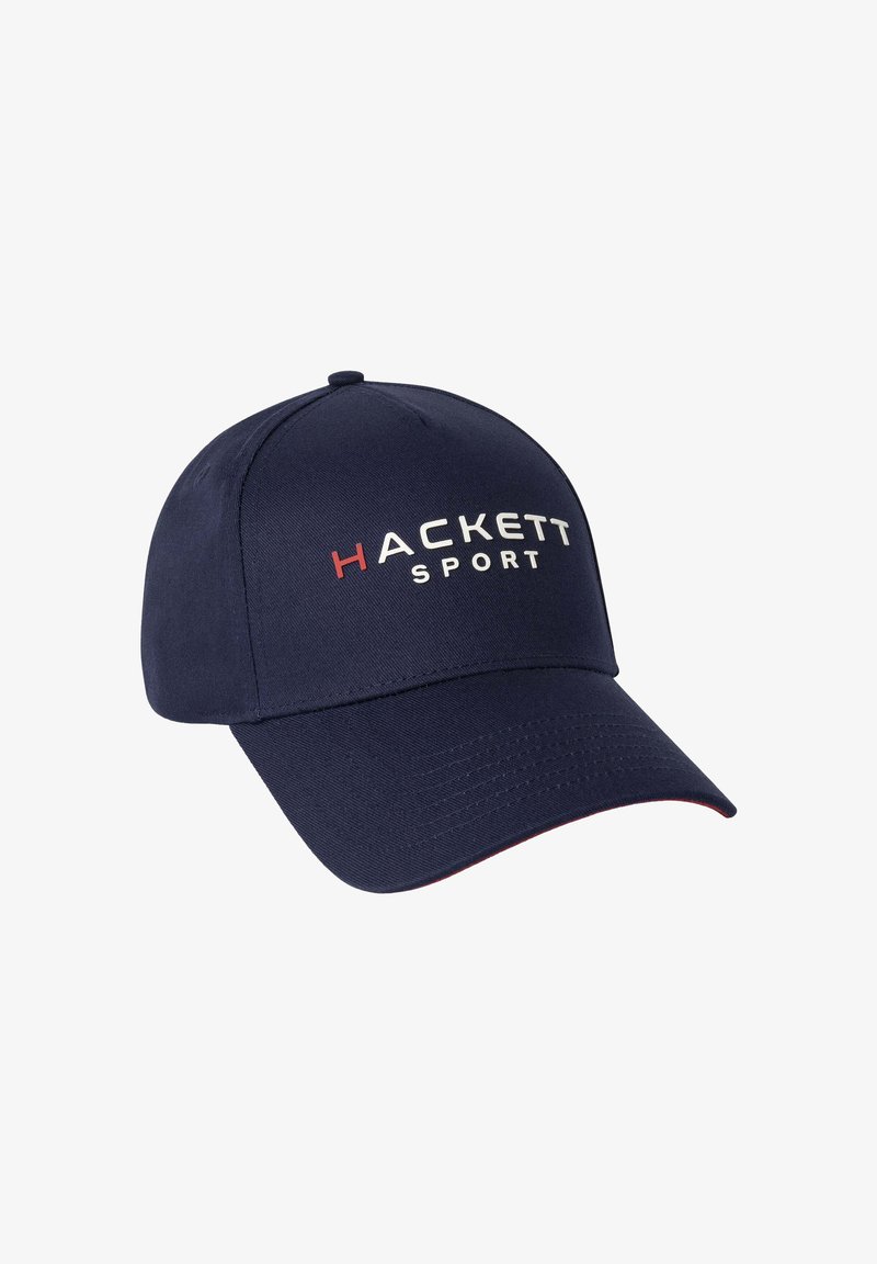 Marineblaue Kappe aus Stoff, mit dem Text "HACKETT SPORT" in Weiß und Rot. Entworfen mit einem runden Schirm und Belüftungsöffnungen.