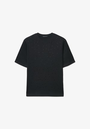 Schwarzes T-Shirt mit kurzen Ärmeln und Rundhalsausschnitt, vielfach mit kleinen Perforationen vorne und an den Ärmeln versehen, Größe S.