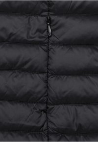 Gilet puffa nero con texture trapuntata, caratterizzato da segmenti orizzontali, materiale leggero e chiusura con zip frontale.