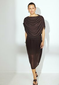 NA-KD DRAPED CAPE  - Pusero - brown