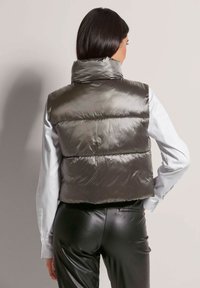 MADELEINE LEICHTE STEPP MIT GLANZ-EFFEKT - Bodywarmer - graphite