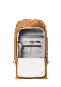 Brauner Stoffrucksack mit grauem Innenfutter, ausgestattet mit einem gepolsterten Fach für einen Laptop und einer Reißverschlusstasche für Zubehör.