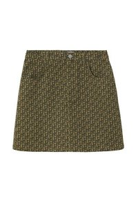 Jupe verte à motif arborant un design intégral, matériau léger, deux poches latérales et une fermeture à bouton en métal à la taille.