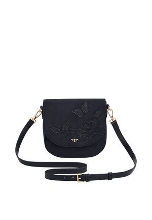 Sort crossbody taske med blomster- og sommerfuglebroderi, guldfarvet beslag og justerbar strop med spænde.
