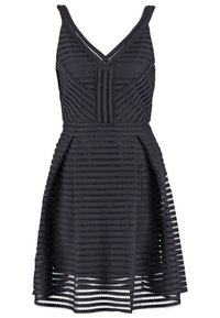 Robe noire avec un corsage ajusté et une jupe évasée texturée présentant des rayures horizontales. Le matériau semble léger et respirant.