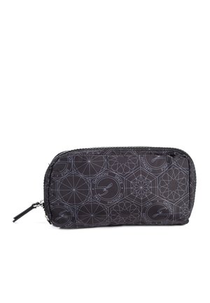 Borsa a zip in tessuto nero con un motivo geometrico e dettaglio del logo, dotata di una finitura liscia e bordi arrotondati.