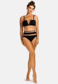 Czarny zestaw bikini z głębokim dekoltem i przezroczystymi akcentami, z regulowanymi ramiączkami i wysokim stanem majtek. Gładka tkanina.