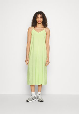 Vero Moda Tall VMQUEENY CALF SINGLET DREES - Φόρεμα ημέρας - sharp green