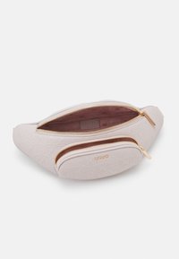 Borsa in tessuto di un delicato rosa con accessori dorati, dotata di un ampio scomparto principale con zip e una piccola tasca frontale con zip. Interno foderato con un branding discreto.