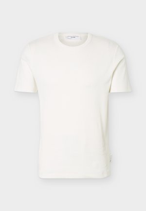 Einfaches weißes T-Shirt mit kurzen Ärmeln und Rundhalsausschnitt, auf neutralem Hintergrund dargestellt, Vorderansicht und Etikett innen am Halsausschnitt.
