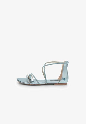 Laposszalagú szandál világoskék fényes bevonattal, amelyen több keskeny szalag díszíti apró strasszokkal és egy hátsó bokahevederrel rendelkezik.