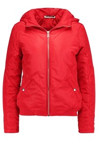 Rood geïsoleerd jack met ritssluiting aan de voorkant, capuchon en zijzakken; heeft een ruitvormig doorgestikt patroon en geribde manchetten en zoom.