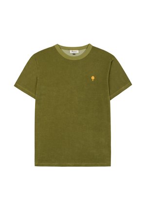 T-shirt vert olive à manches courtes avec col rond et petit logo d'arbre orange sur le côté gauche de la poitrine.