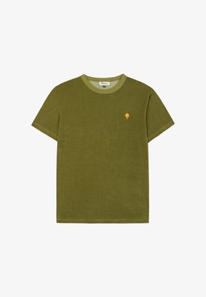 T-shirt vert olive à manches courtes avec col rond et petit logo d'arbre orange sur le côté gauche de la poitrine.