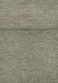 Hallide hõbe-kootud kangas, millel on sile tekstuur ja ühtlane muster. Materjalil on peened värvimuutused ning sooniline äär.