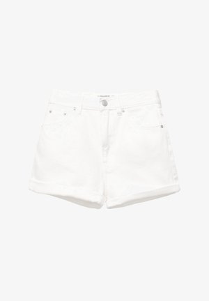 Witte denimshorts met een opgerolde zoom, voorzien van voorkruiszakken en een zilveren knoopsluiting. Gladde textuur, casual ontwerp.