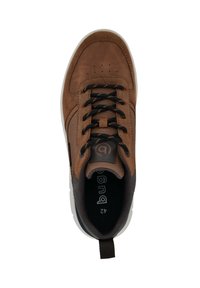 Braune Wildledersneaker mit schwarzen Schnürsenkeln, Netzpaneelen und einem gepolsterten Kragen. Verfügt über eine weiße Gummisohle und ein Logo auf der Zunge.