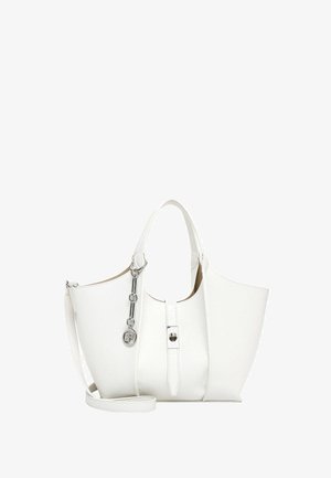 Bílá texturovaná kožená kabelka s krátkými uchy, odnímatelným ramenním popruhem, stříbrnou sponou a kulatým stříbrným přívěskem na řetízku.