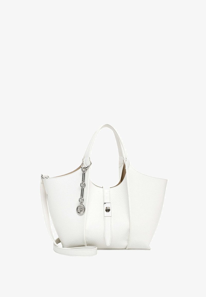 Witte gestructureerde leren handtas met korte handvatten, een afneembare schouderriem, een zilveren gesp en een ronde zilveren bedel aan een ketting.