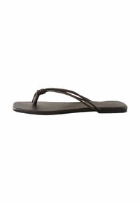 Tongs plates brunes avec trois fines lanières, présentant un design noué et une semelle lisse et plate.