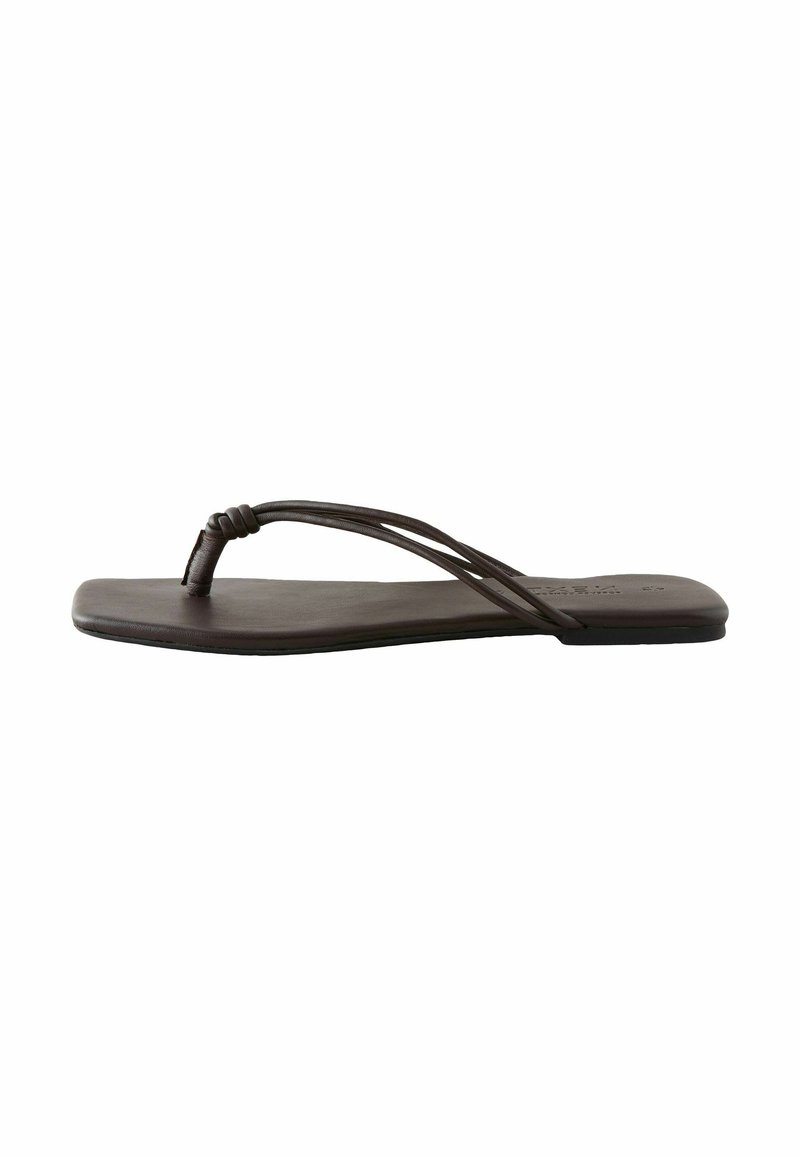 Tongs plates brunes avec trois fines lanières, présentant un design noué et une semelle lisse et plate.