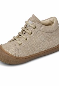 Zapatilla texturizada en color beige con un acabado brillante, punta redonda, diseño de cordones con cuatro ojales, suela de goma y costuras reforzadas a lo largo de los bordes.