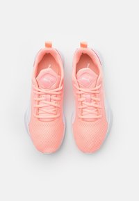 Scarpe da atletica in mesh rosa con punta arrotondata, design con lacci, colletto imbottito e suola bianca. Presentano il logo sulla linguetta e sul lato.