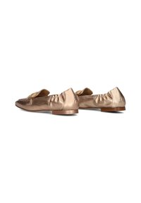 Metallisch bronzen ballet flats met een ronde neus, platte rubberen zool en geplooide achterkant. Voorzien van een decoratieve strik aan de voorkant.