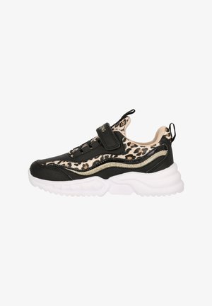 Scarpa atletica nera con stampa leopardo, con cinturino in Velcro, suola bianca, dettagli metallici dorati e materiali testurizzati.