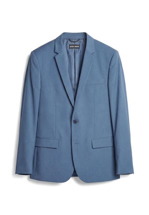 Blazer para hombre de color azul claro con un solo botón, solapas con muesca y bolsillos con solapa, mostrado extendido sobre un fondo blanco.