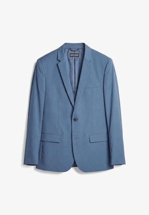 Blazer para hombre de color azul claro con un solo botón, solapas con muesca y bolsillos con solapa, mostrado extendido sobre un fondo blanco.