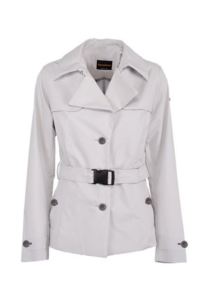 Lichtgrijze trenchcoat met brede kraag, knoopdetails en een tailleband met een zwarte plastic gesp, voorkant getoond tegen een witte achtergrond.