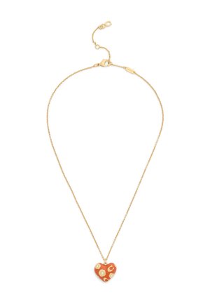 Collier en chaîne dorée avec un pendentif orange en forme de cœur, décoré de motifs floraux dorés et blancs et de fers à cheval.