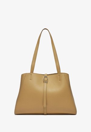 Sac tote en cuir beige avec une surface texturée, deux anses et un détail de boucle décoratif à l'avant.