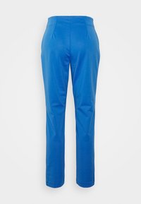 Blauwe broek met een recht model, een gladde textuur en een strakke tailleband met twee achterste naden voor een gepersonaliseerde pasvorm.