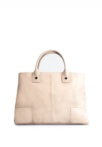 Sac fourre-tout en cuir beige avec deux poignées rondes, des découpes carrées et des poches carrées. Texture lisse avec un détail de couture visible.