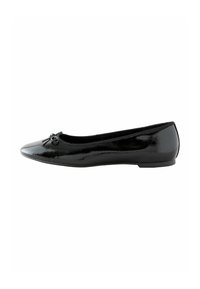 Schwarze Lackleder-Ballerinas mit runder Spitze und dekorativem Schleifchen vorne. Flache Sohle und glatte Textur.