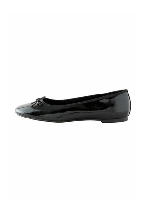 Ballerine in vernice nera con punta arrotondata e dettaglio di fiocchetto decorativo davanti. Suola piatta e texture liscia.
