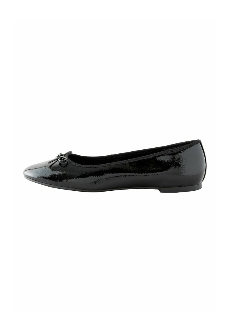 Schwarze Lackleder-Ballerinas mit runder Spitze und dekorativem Schleifchen vorne. Flache Sohle und glatte Textur.