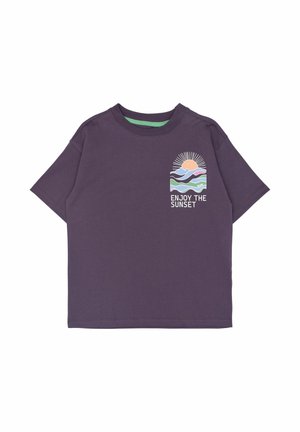 Fioletowa koszulka z krótkim rękawem z kolorową grafiką zachodu słońca i gór oraz tekstem "ENJOY THE SUNSET" na lewej piersi.