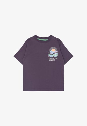 Lilla T-shirt med korte ærmer med et farverigt solnedgangs- og bjergmotiv og teksten "ENJOY THE SUNSET" på venstre bryst.