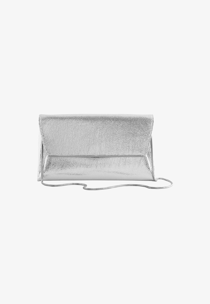 Ezüst fém clutch táska texturált felülettel, háromszög alakú fedélzárral és vékony, levehető láncos vállpánttal. Kompakt és elegáns kialakítás.
