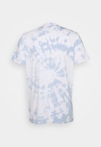 Bílá bavlněná tričko s modrým tie-dye vzorem, krátké rukávy, kulatý výstřih a pohodlný střih. Bez viditelných log nebo grafik.