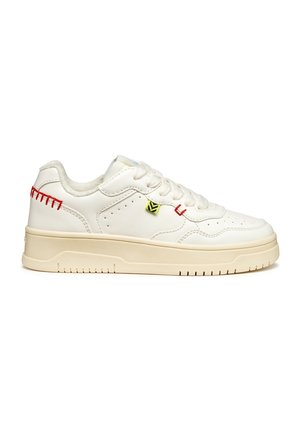 Białe niskie sneakersy z kremową podeszwą, czerwonymi przeszyciami przy pięcie i oczkach, oraz małym żółto-czarnym logo z boku.