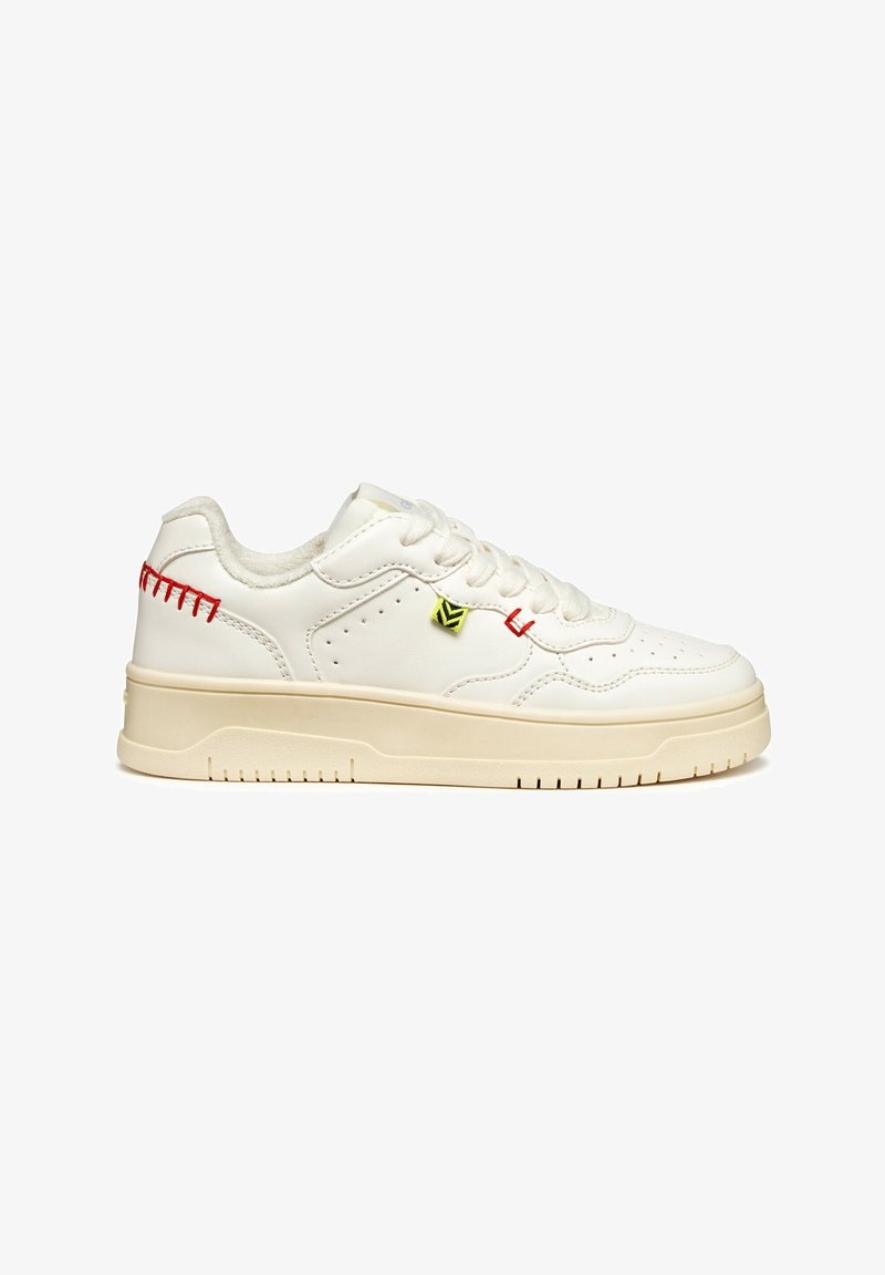 Baskets basses blanches avec une semelle crème, des coutures rouges près du talon et des œillets, et un petit logo jaune et noir sur le côté.