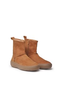 Bottines en daim tan avec un bout rond, fermeture éclair sur le côté et semelle en caoutchouc texturé. Dotées de languettes pour un enfilage facile.